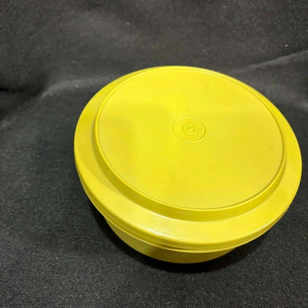 TUPPERWARE Seal N Serve Avocado Container #1252 & Lid #1207